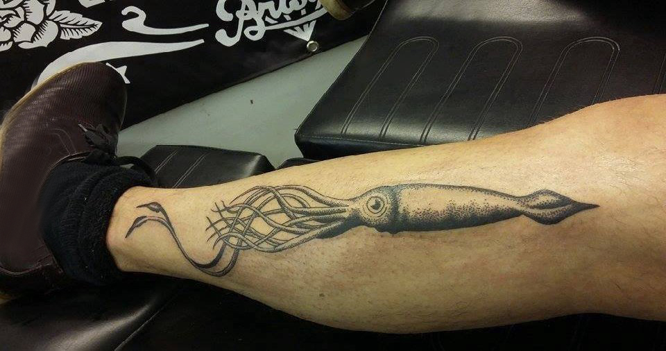 点击大图看下一张：欧美小腿纹身 男生小腿上黑色的鱿鱼纹身图片