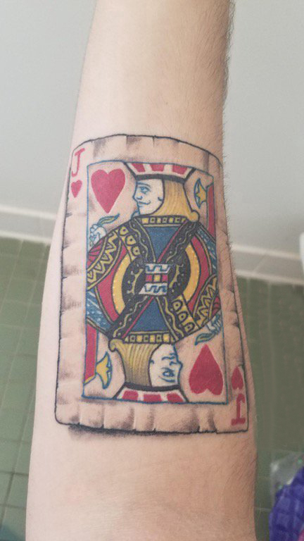 点击大图看下一张：扑克牌纹身 男生手臂上彩色的扑克牌纹身图片
