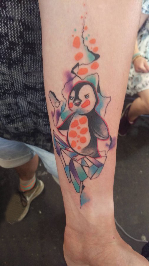 点击大图看下一张：企鹅纹身图 女生手臂上彩色的企鹅纹身图片