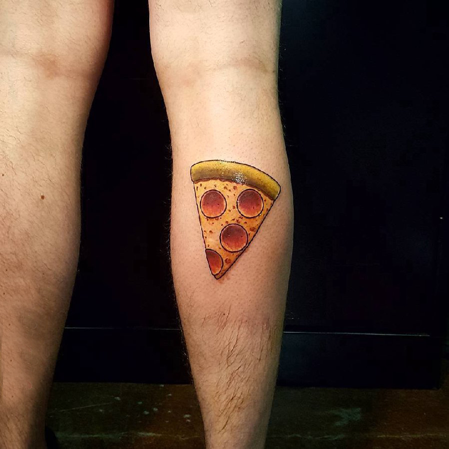 点击大图看下一张：食物纹身 男生小腿上彩色的披萨食物纹身图片