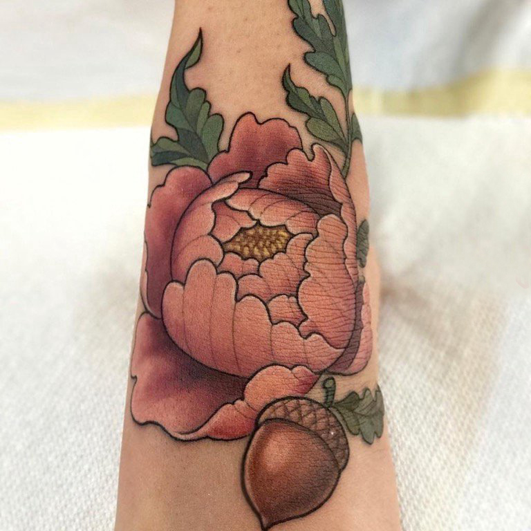 点击大图看下一张：手臂纹身素材 女生手臂上松果和花朵纹身图片