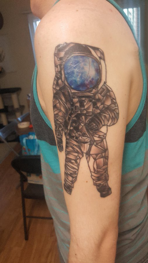 点击大图看下一张：双大臂纹身 男生大臂上宇航员纹身图片