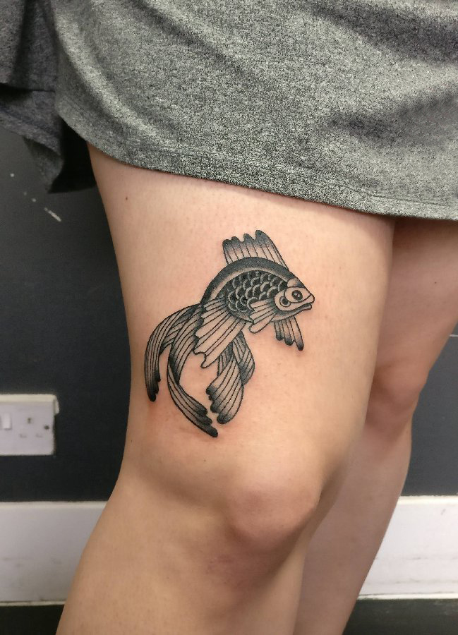 点击大图看下一张：水墨金鱼纹身 女生大腿上黑色的金鱼纹身图片