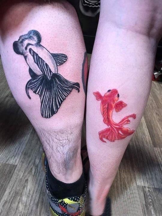 点击大图看下一张：水墨金鱼纹身 情侣小腿上可爱的金鱼纹身图片