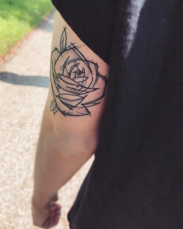点击大图看下一张：纹身 小玫瑰 男生手臂上黑色的玫瑰花纹身图片