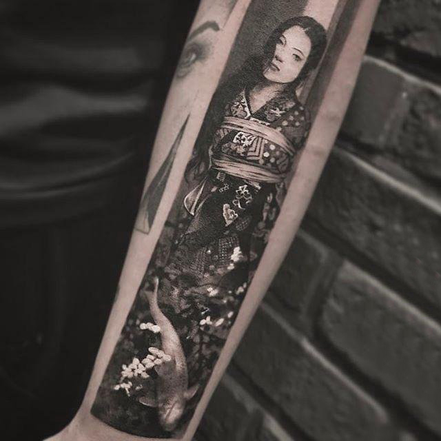 点击大图看下一张：纹身大腿艺妓 男生手臂上黑色的艺妓纹身图片