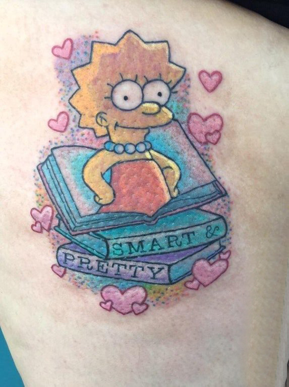 点击大图看下一张：纹身卡通 女生大腿上彩色书籍和卡通纹身图片
