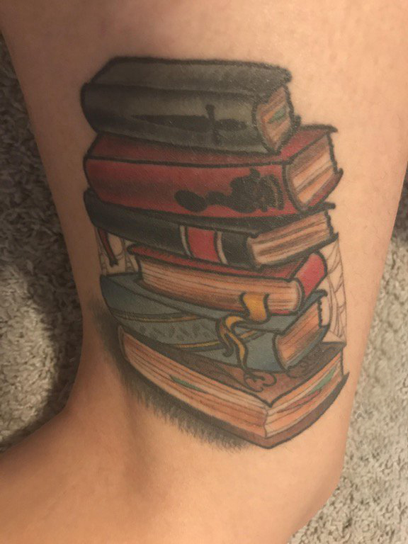点击大图看下一张：纹身书籍 男生大腿上彩色的书籍纹身图片