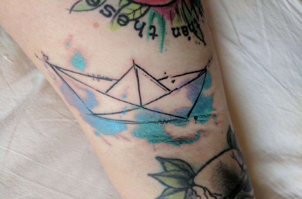 点击大图看下一张：纹身小帆船 男生小腿上水彩帆船纹身图片