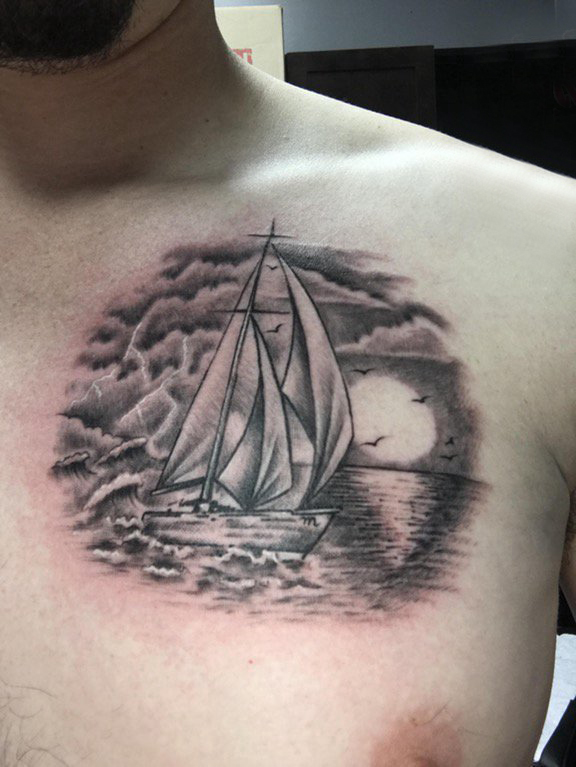 点击大图看下一张：纹身小帆船 男生胸部黑色的帆船纹身图片