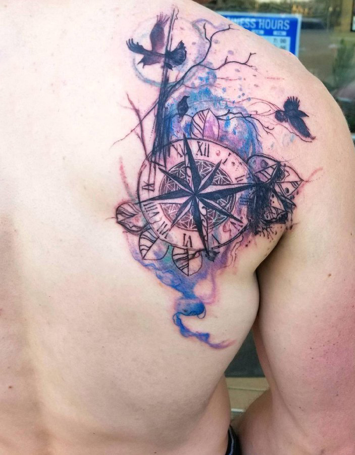 点击大图看下一张：纹身指南针 男生后背上彩色的指南针纹身图片