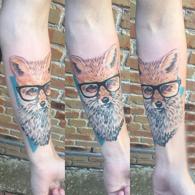 点击大图看下一张：百乐动物纹身 男生手臂上彩色的狐狸纹身图片