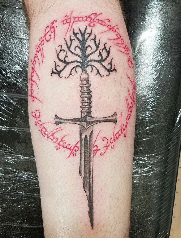 点击大图看下一张：宝剑纹身 男生小腿上梵文和剑纹身图片