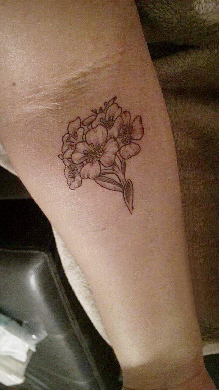 点击大图看下一张：花朵纹身图案 男生手臂上花朵纹身图案
