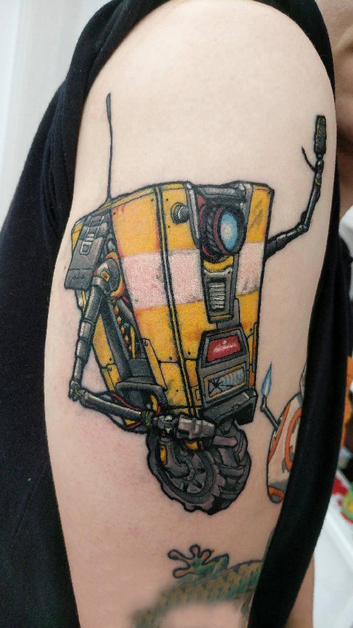 点击大图看下一张：机器人纹身 男生大臂上彩色的机器人纹身图片