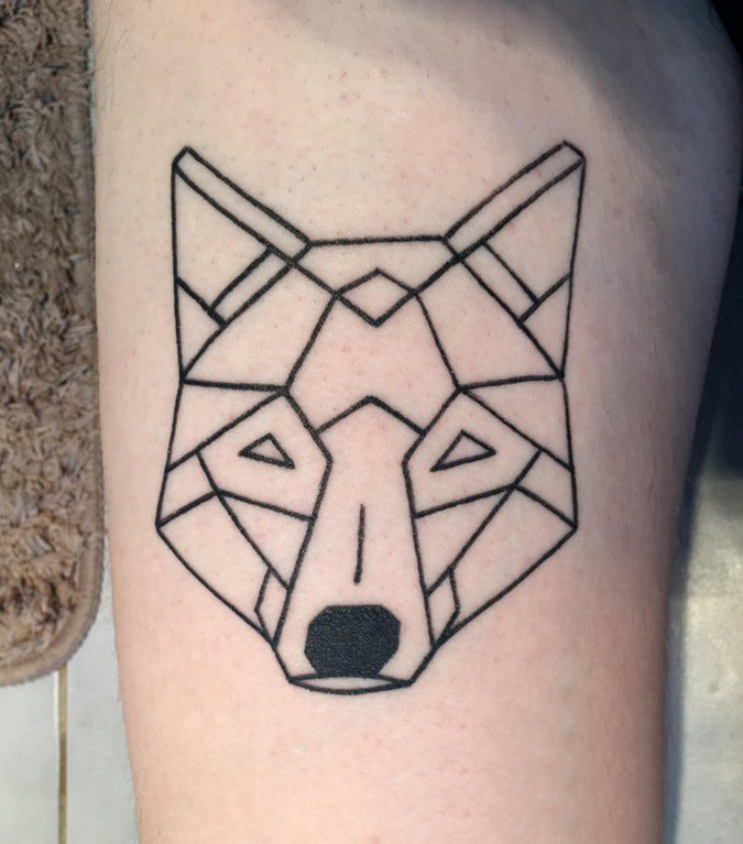 点击大图看下一张：几何动物纹身 男生大腿上黑色的狐狸纹身图片
