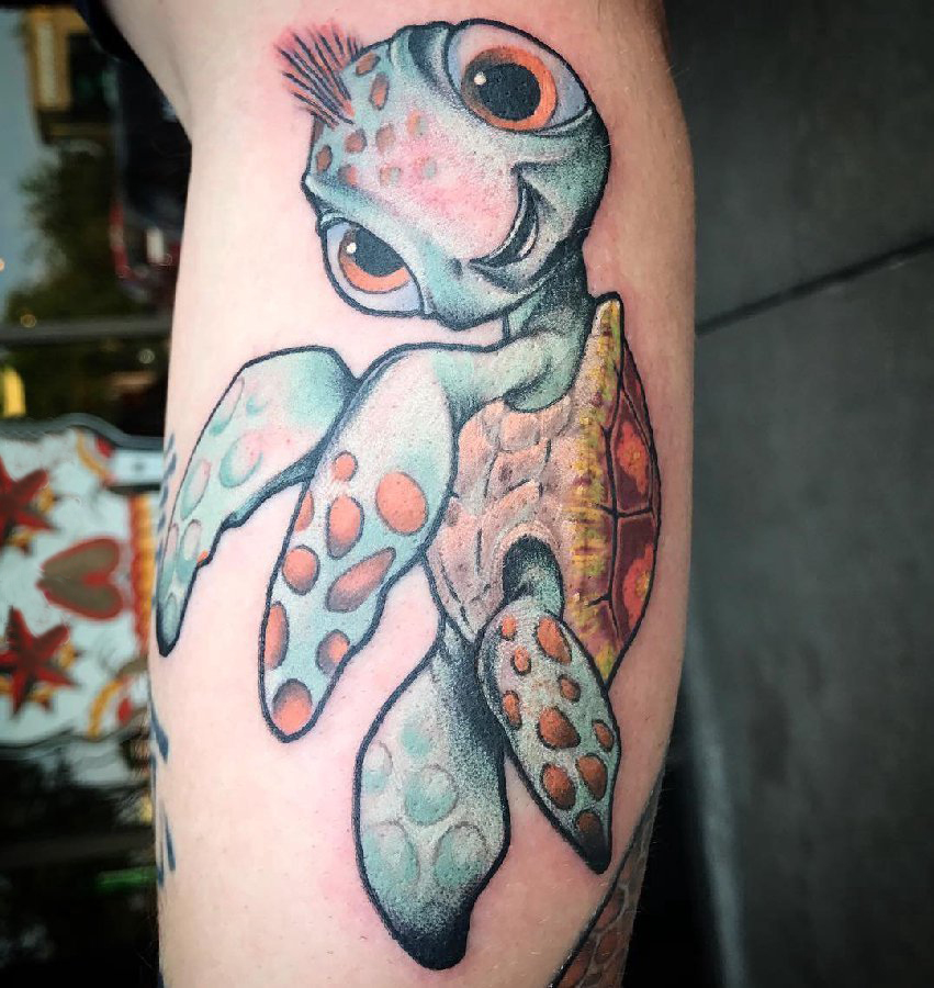 点击大图看下一张：百乐动物纹身 男生小腿上彩色的海龟纹身图片
