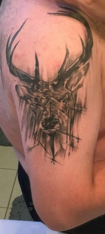 点击大图看下一张：复古鹿头纹身 男生手臂上复古鹿头纹身唯美图片