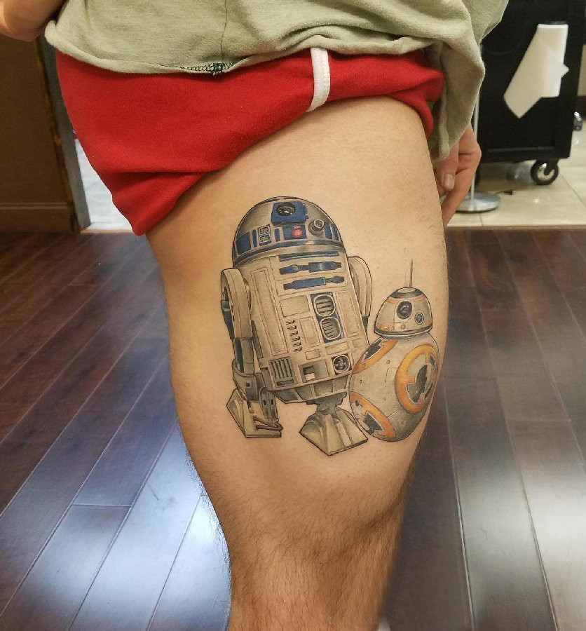 点击大图看下一张：机器人纹身 男生大腿上彩色的机器人纹身图片