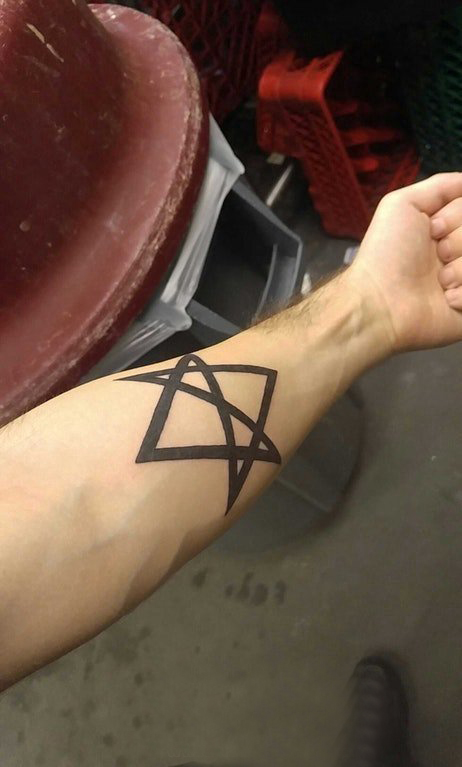 点击大图看下一张：几何纹身 男生手臂上黑色的几何纹身图片