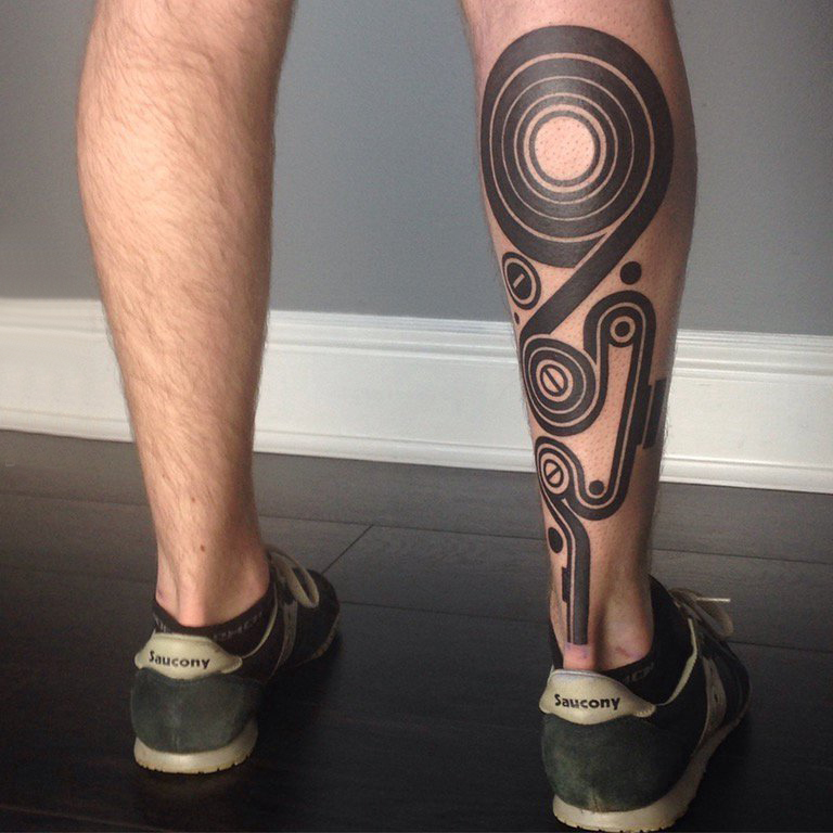 点击大图看下一张：几何元素纹身 男生小腿上黑色的几何纹身图片