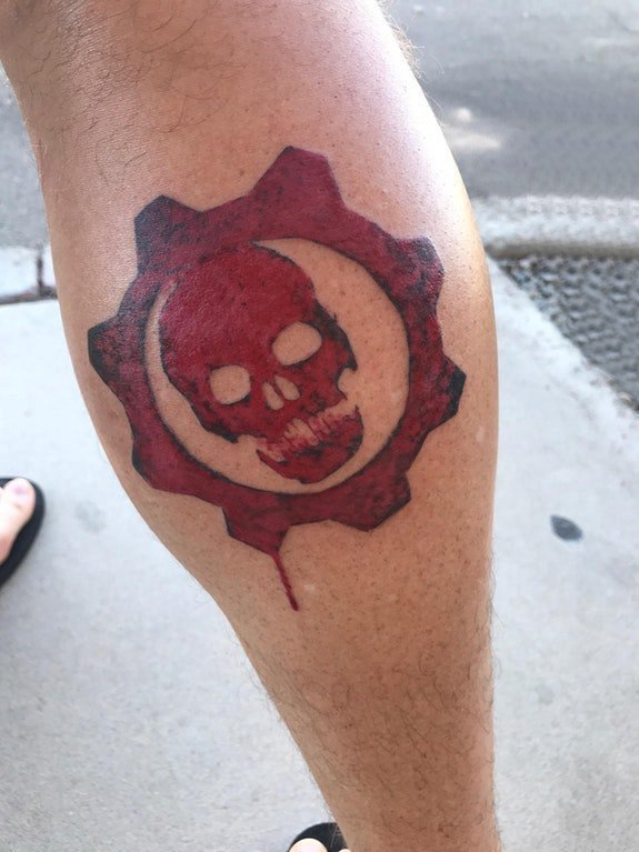 点击大图看下一张：骷髅纹身 男生小腿上骷髅纹身霸气图片
