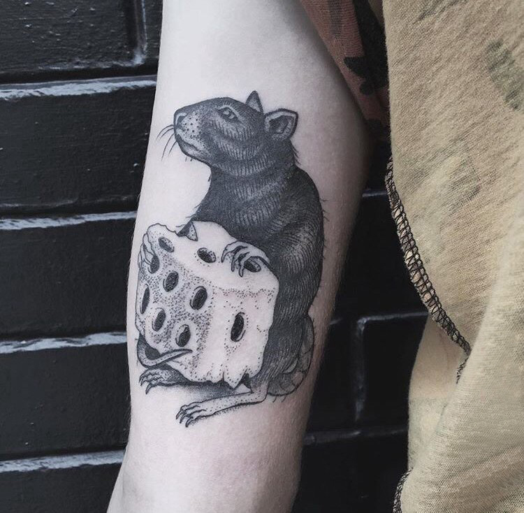点击大图看下一张：老鼠纹身图 男生手臂上黑色的老鼠纹身图片