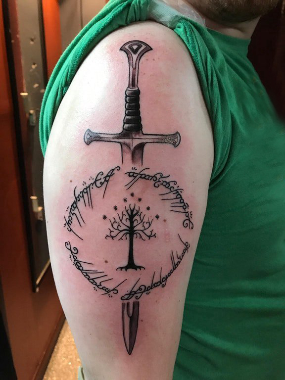 点击大图看下一张：宝剑纹身 男生手臂上黑色的树和宝剑纹身图片