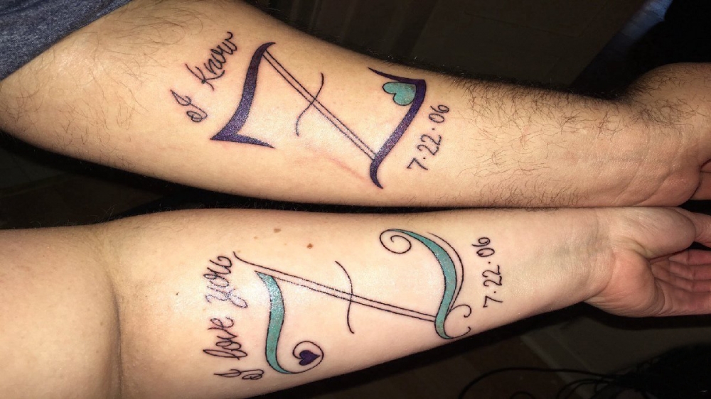 点击大图看下一张：创意情侣纹身 情侣手臂上简单的字母纹身图片