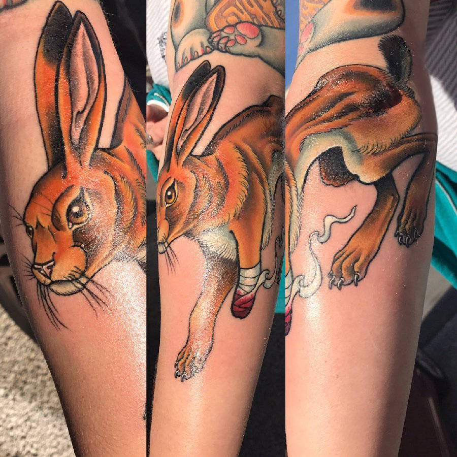 点击大图看下一张：垂耳兔子纹身 女生手臂上彩色的兔子纹身图片