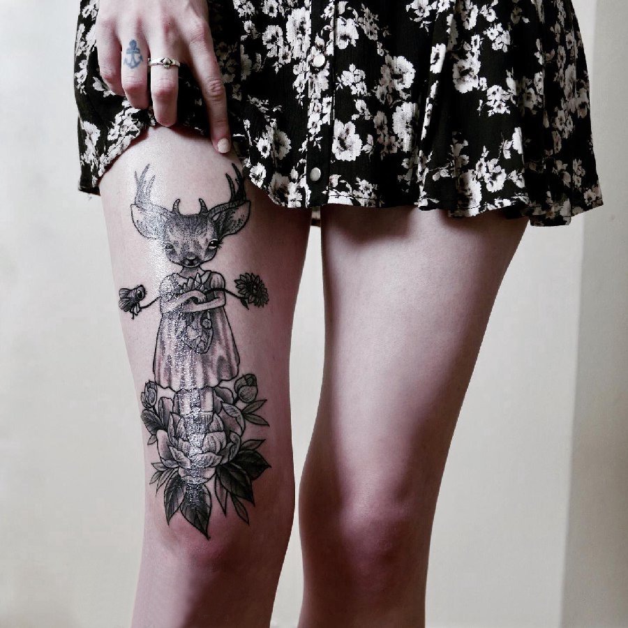 点击大图看下一张：大腿纹身传统 女生大腿上黑色的花朵和鹿纹身图片