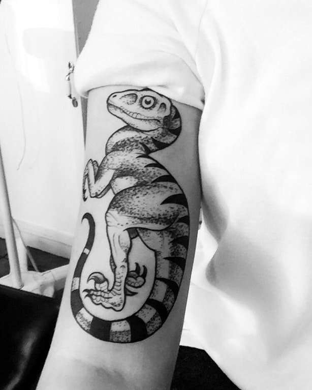 点击大图看下一张：德国恐龙纹身 男生手臂上黑色的恐龙纹身图片