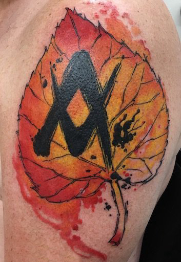 点击大图看下一张：枫叶纹身图 男生大臂上彩色的枫叶纹身图片