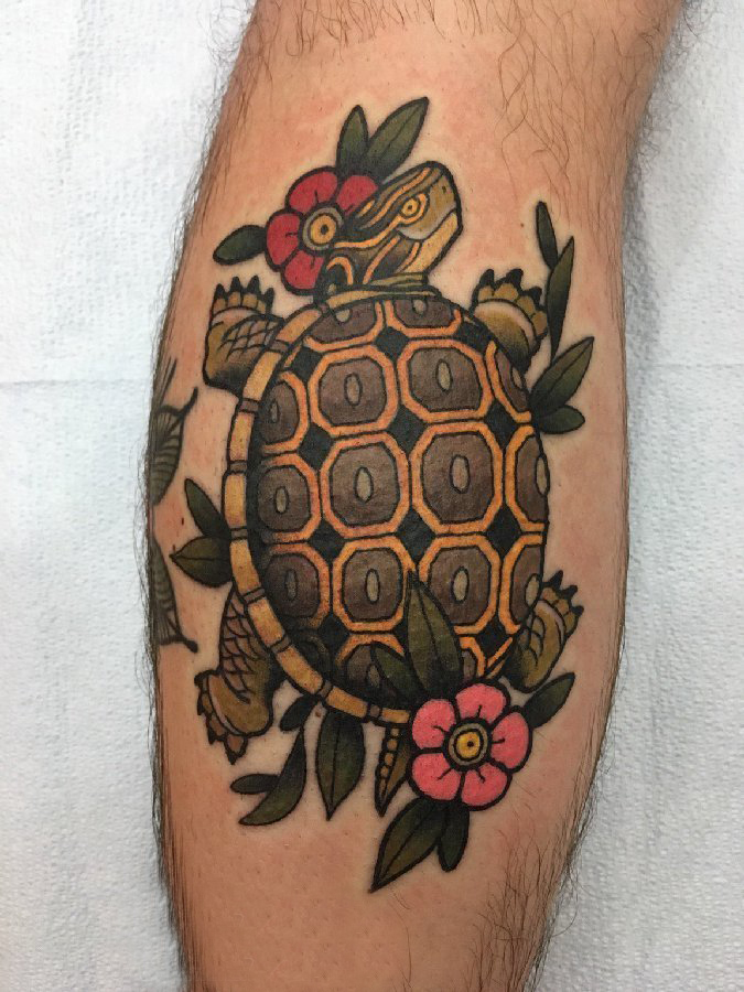 点击大图看下一张：龟纹身 男生小腿上彩色的花朵和乌龟纹身图片