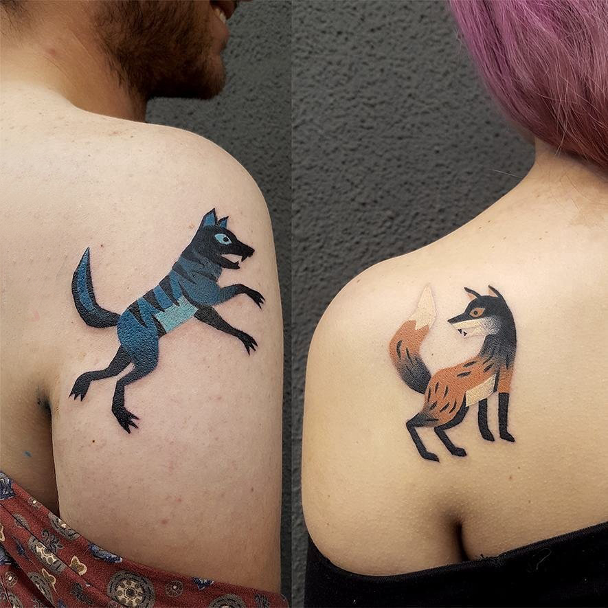 点击大图看下一张：后肩纹身 情侣后肩上彩色的狼和狐狸纹身图片