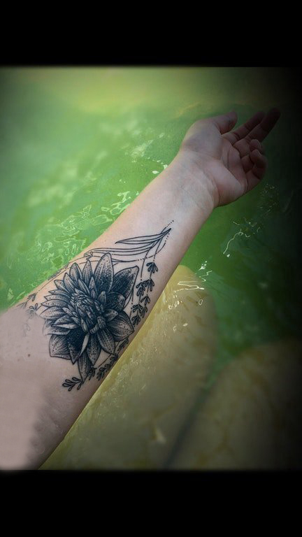 点击大图看下一张：莲花纹身 女生手臂上黑灰纹身莲花图片
