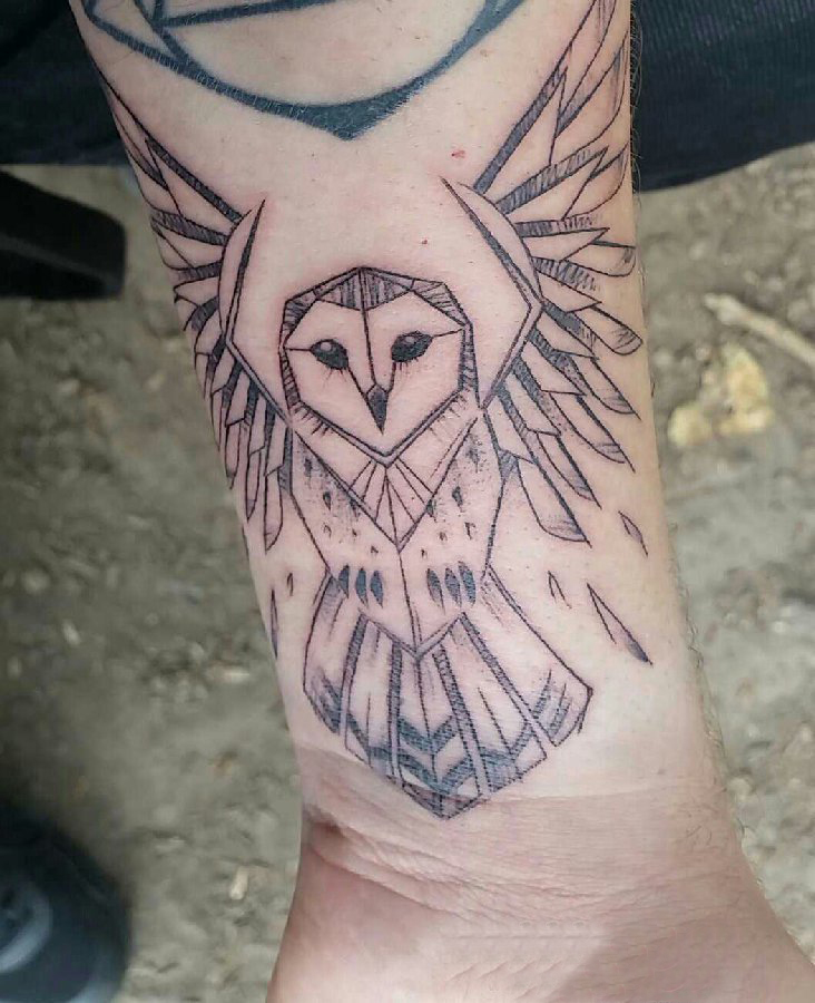 点击大图看下一张：猫头鹰纹身图案 男生手臂上猫头鹰纹身图案