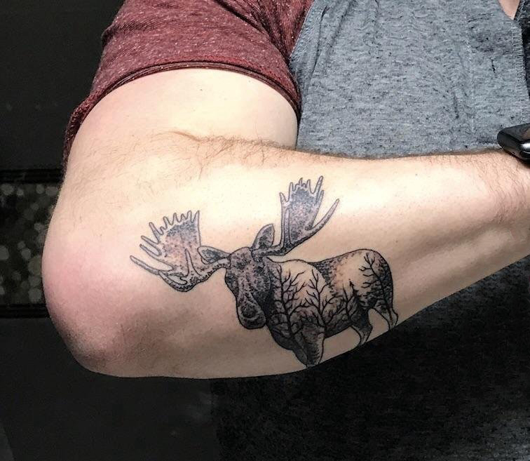 点击大图看下一张：麋鹿纹身图案男 男生手臂上黑色的麋鹿纹身图片