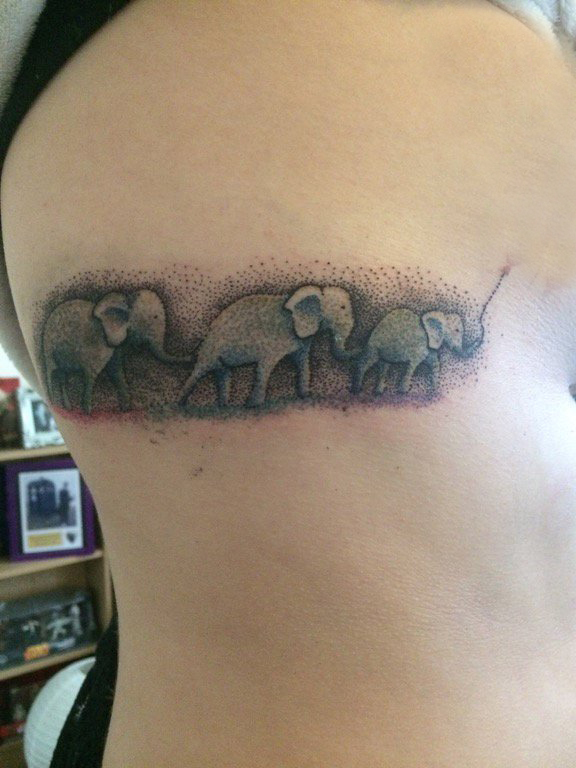 点击大图看下一张：侧腰纹身图 女生侧腰上黑色的大象纹身图片