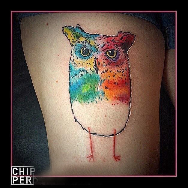 点击大图看下一张：大腿纹身传统 女生大腿上彩色的猫头鹰纹身图片