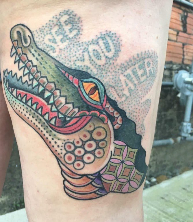 点击大图看下一张：卡通鳄鱼纹身 男生大腿上彩色的鳄鱼纹身图片