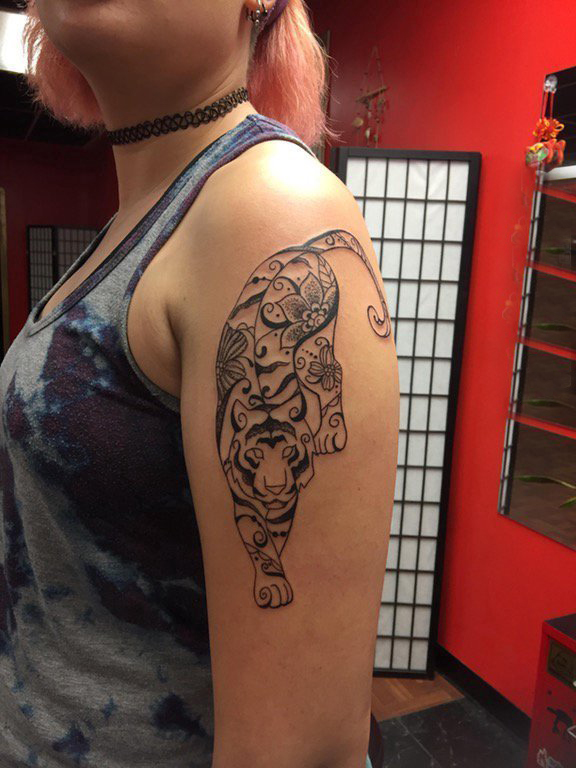 点击大图看下一张：老虎图腾纹身 女生手臂上老虎图腾纹身图片