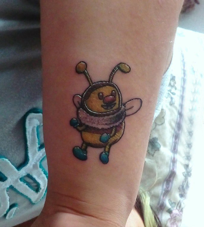点击大图看下一张：女生纹身手腕 女生手腕上彩色的蜜蜂纹身图片