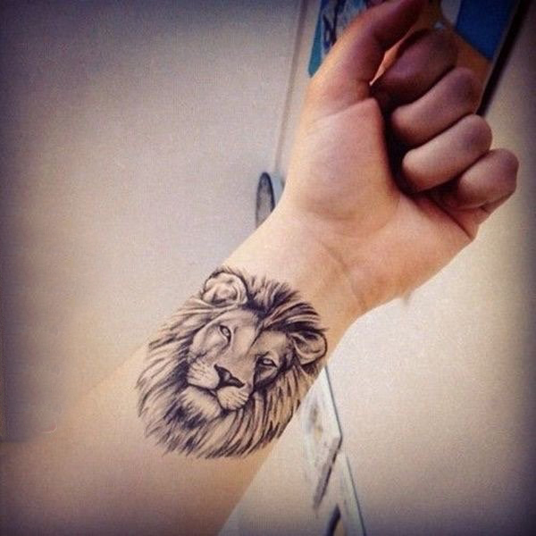 点击大图看下一张：女生纹身手腕 女生手腕上黑色的狮子纹身图片