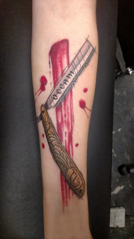 点击大图看下一张：欧美匕首纹身 女生手臂上彩色的匕首纹身图片