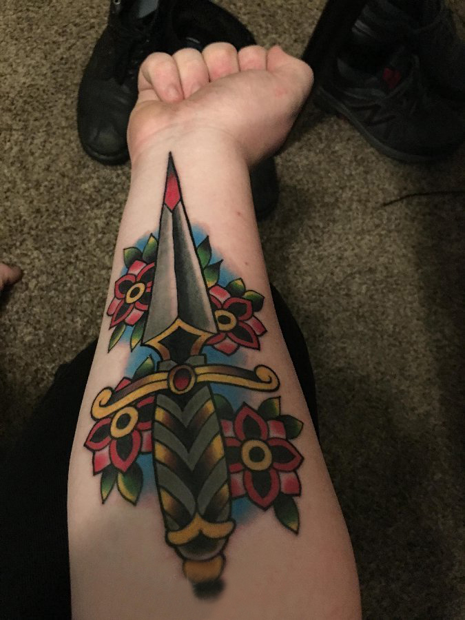 点击大图看下一张：彩绘纹身 女生手臂上花朵和匕首纹身图片
