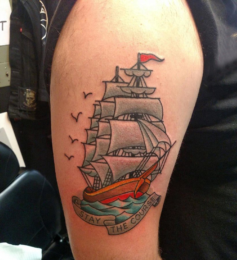 点击大图看下一张：大臂纹身图 男生大臂上彩色的帆船纹身图片