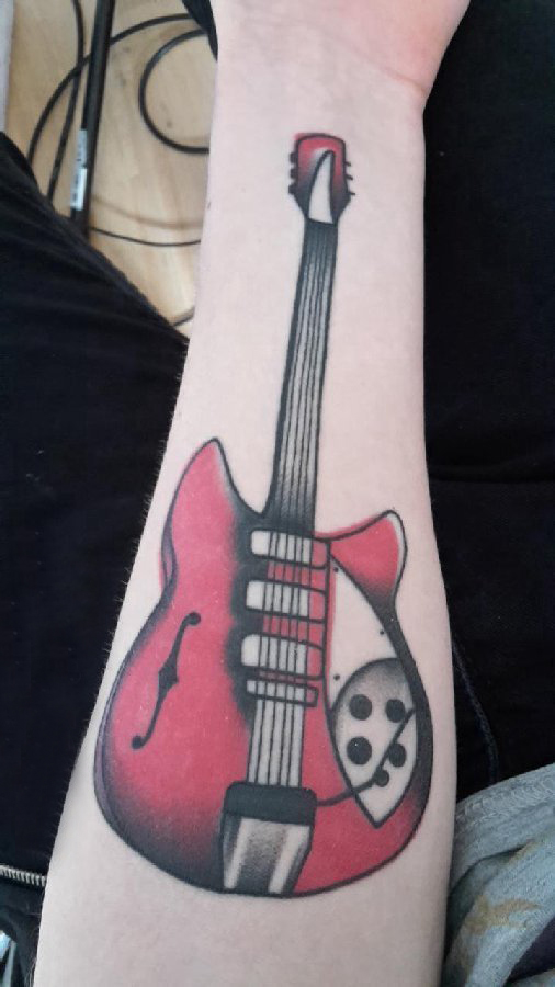 点击大图看下一张：电吉他纹身 女生手腕上彩色的吉他纹身图片