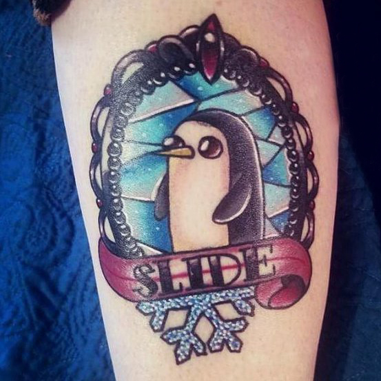 点击大图看下一张：企鹅纹身图 女生小腿上彩色的企鹅纹身图片
