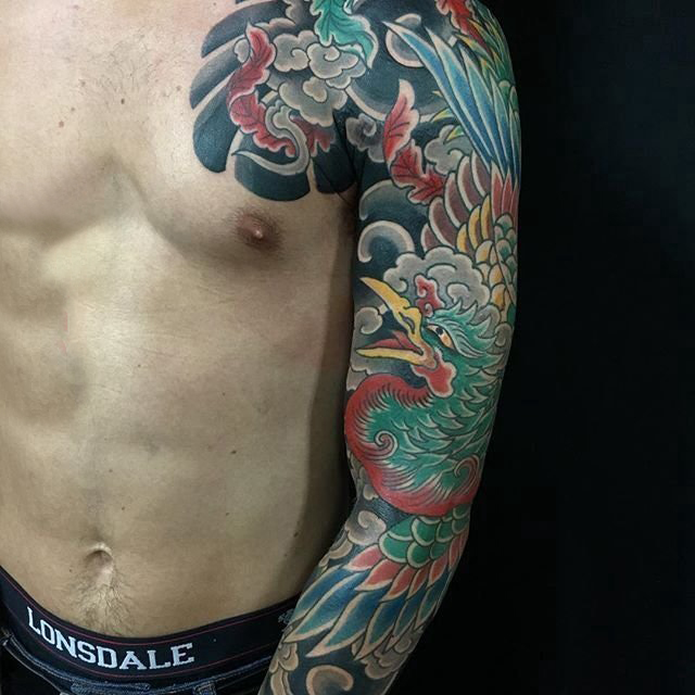 点击大图看下一张：日本纹身 男生手臂上彩色的花臂纹身图片